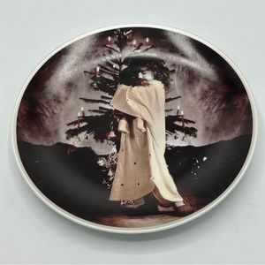 Holiday Hugs and Kisses Pretty as a Picture Enesco Plate Collectible Display